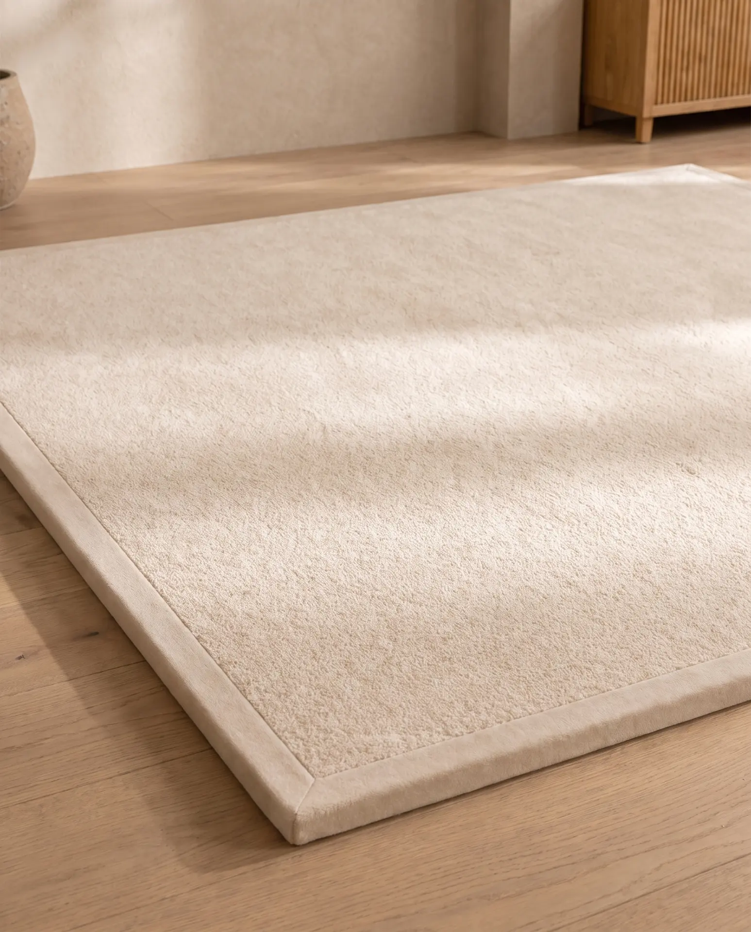 Roosly SoftCloud speelmat in zand-beige op een houten vloer
