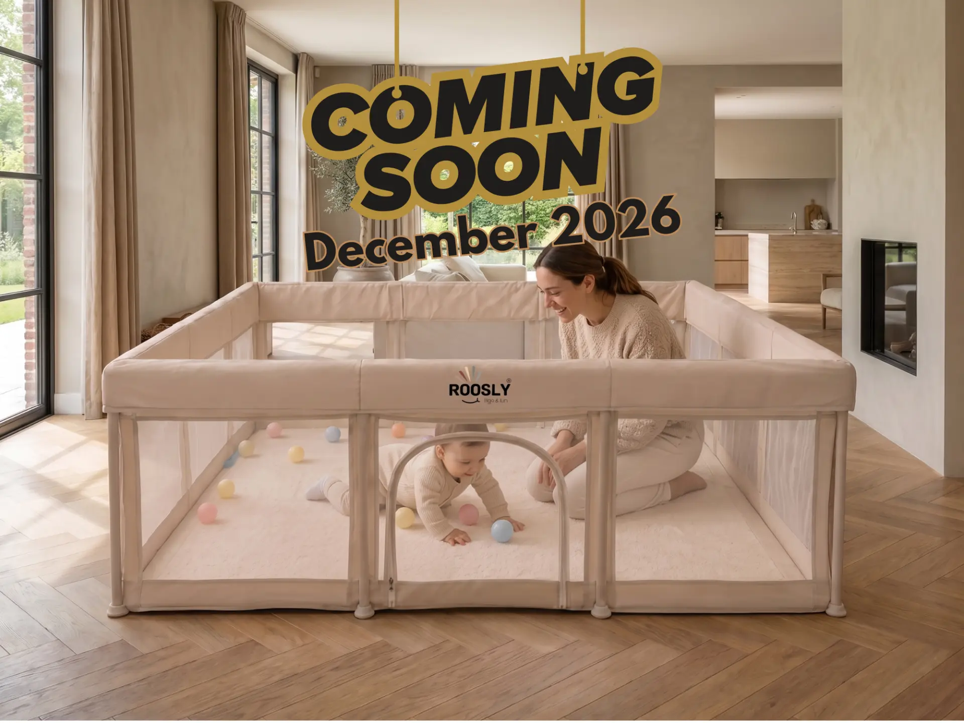 Moeder en baby spelen samen in een lichte Roosly Grondbox in een moderne woonkamer